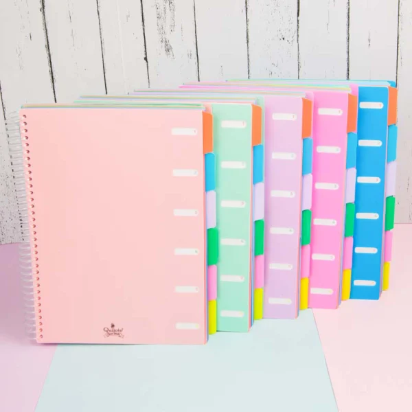 cuadernos a4 tapa plástico y separadores cuadernos en un escritorio real