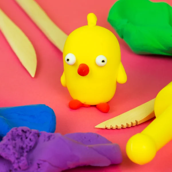 pasta de modelar de colores, figura de un pollito amarillo